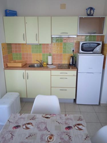 Apartment Luka with Balcony, sea view and FREE parking