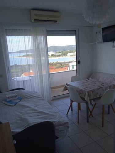 Apartment Luka with Balcony, sea view and FREE parking