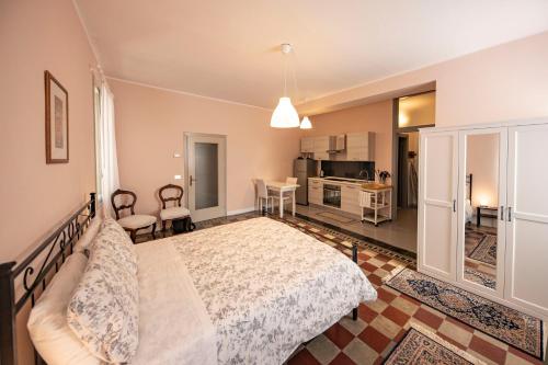 a bedroom with a large bed and a kitchen at Il Castello in Barbarano Vicentino