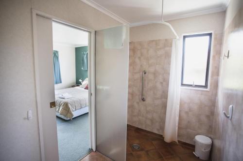 Een badkamer bij Apollo Lodge and Apartment
