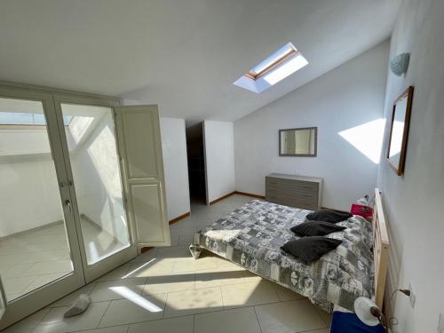 ein Schlafzimmer mit einem Bett und einem großen Fenster in der Unterkunft Charming apartment in Tuscany in San Piero in Campo