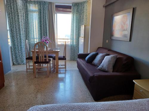 - un salon avec un canapé et une table dans l'établissement ESTUDIO EDIFICIO LIMA-TORREMOLINOS, à Torremolinos