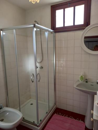 uma casa de banho com um chuveiro e um lavatório. em Lombas Studio em Porto Santo