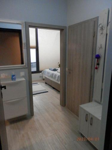 Habitación con dormitorio con cama y ventana en Апартамент Нова Дружба 2 en Sofía