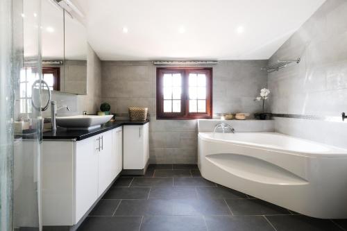 une salle de bain avec une baignoire et un lavabo dans l'établissement Villa Eusebio, à Lorgues