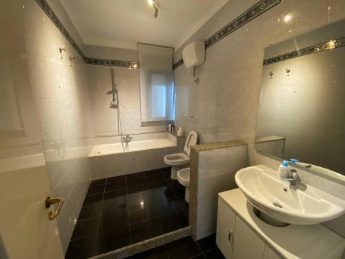 een badkamer met een wastafel, een bad en een toilet bij Fronte Mare in Bari