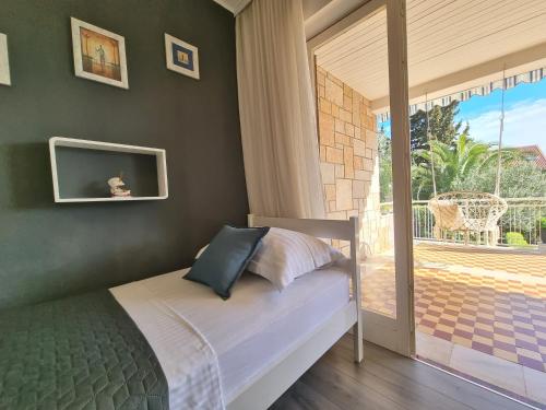 una camera da letto con un letto e una porta scorrevole in vetro di Villa Ilaria a Bol