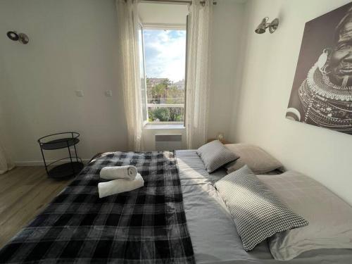ein Schlafzimmer mit einem Bett und einem Handtuch darauf in der Unterkunft Très bel appartement, port Sanary, in Sanary-sur-Mer