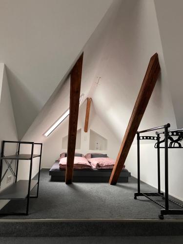 1 dormitorio con 1 cama en el ático en Dach-Maisonette "Villa Karola" an der Therme, en Bad Sulza