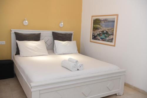1 cama blanca grande con 2 toallas en Switzerland In The Arbel, en Arbel
