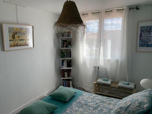ein Schlafzimmer mit einem Bett und einem Bücherregal in der Unterkunft Chambre Le Crès in Le Crès