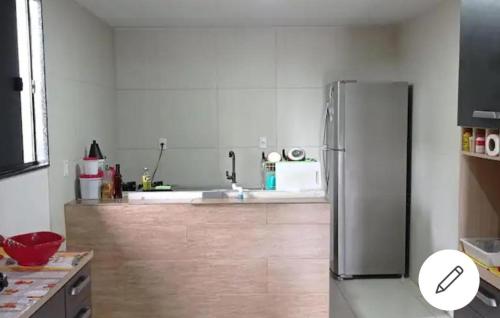 una cocina con nevera de acero inoxidable. en Casa em Camboinhas, Niterói, RJ, en Niterói