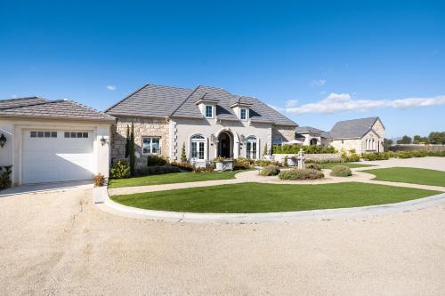 a large white house with a driveway at Domaine Chardonnay in Temecula