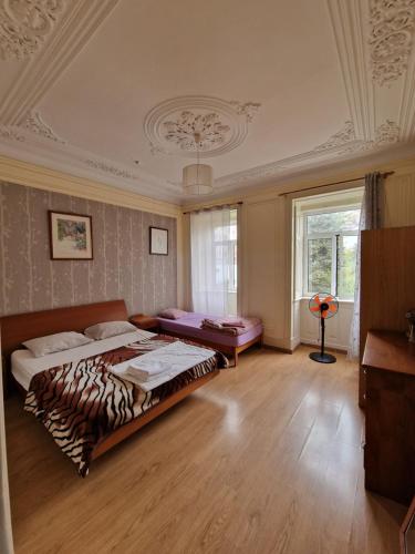 um quarto grande com 2 camas e uma mesa em Alojamento Local Private Accommodation em Lisboa