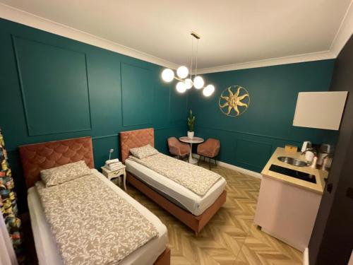 スタルガルトにあるApartamenty Greenのベッドルーム1室(ベッド2台、シンク付)