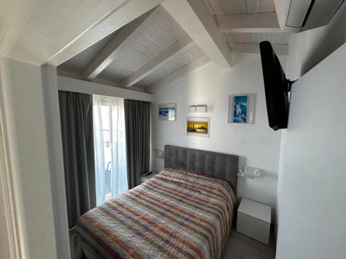 - une chambre avec un lit et une fenêtre dans l'établissement La dolce vita , fronte mare, à Castelsardo