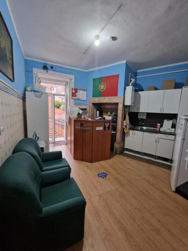 Una cocina o zona de cocina en Alojamento Local Private Accommodation