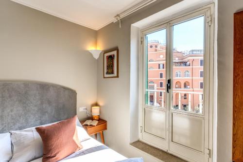 1 dormitorio con cama y ventana grande en RR Apartments San Giovanni, en Roma