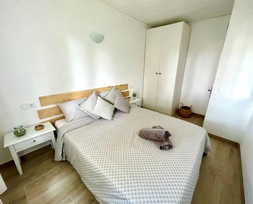 Ein Bett oder Betten in einem Zimmer der Unterkunft Menorca Chic Apartment Near Beach & Harbour