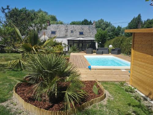 podwórko z basenem i domem w obiekcie La P'tite Maison w mieście Bricqueville-sur-Mer