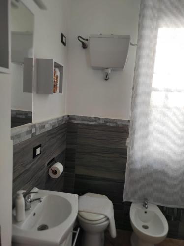 La salle de bains est pourvue de toilettes et d'un lavabo. dans l'établissement Affittacamere “La spezia “, à La Spezia