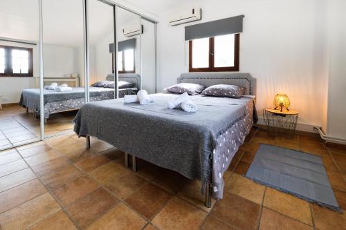 une chambre avec deux lits et un miroir dans l'établissement Villa Eusebio, à Lorgues
