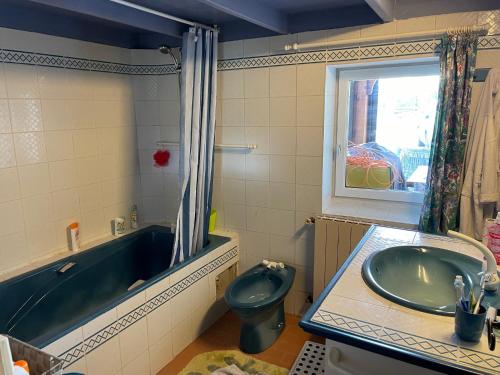 y baño con bañera, aseo y lavamanos. en La Tour du Sorbey - Gîte Nature Familial - Piscine - 3 à 6 Pax, en Monségur