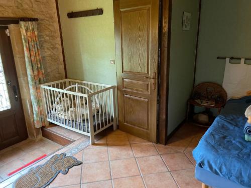 Dormitorio con cuna y perro en La Tour du Sorbey - Gîte Nature Familial - Piscine - 3 à 6 Pax, en Monségur