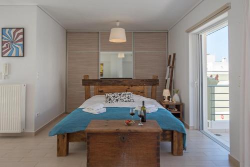 1 dormitorio con 1 cama con manta azul y mesa en Townhouse in the Historical Centrer of Athens, en Atenas