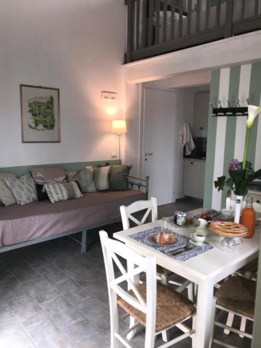 een woonkamer met een tafel en een bank bij B&B La Dolce Riva in Lugo