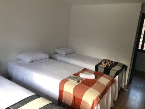 2 camas individuais num quarto com em Kronemhouse Pousada em Petrópolis