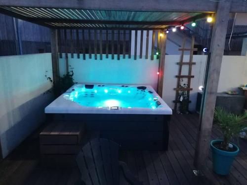 A piscina localizada em Jolie maison de ville 4 chambres avec jacuzzi ou nos arredores