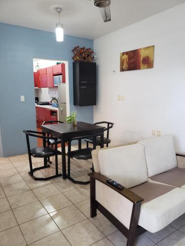 ein Wohnzimmer mit einem weißen Sofa und einem Tisch in der Unterkunft La azul bonita in Chetumal