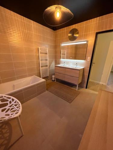 y baño con bañera y lavamanos. en La Belle Mélorienne en Saint-Méloir-des-Ondes