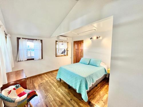 En eller flere senge i et værelse på Seabreeze Inn