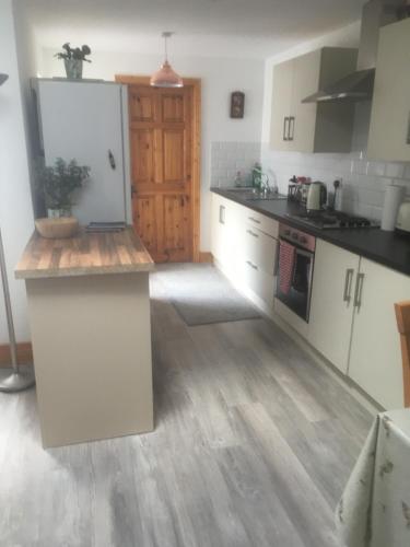 Kuchyň nebo kuchyňský kout v ubytování Derry City center townhouse