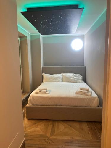 um quarto com uma cama com um tecto azul em Imperial Maison Rome em Roma
