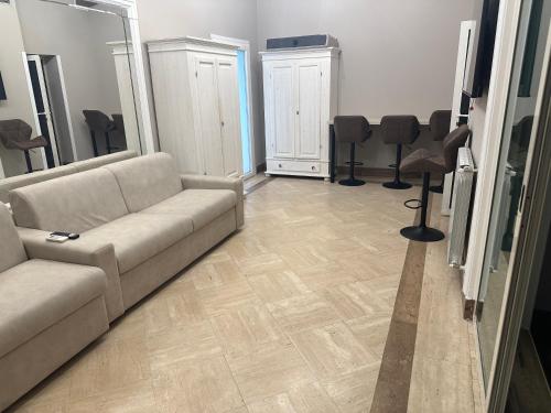 een woonkamer met een bank, een tafel en stoelen bij Imperial Maison Rome in Rome