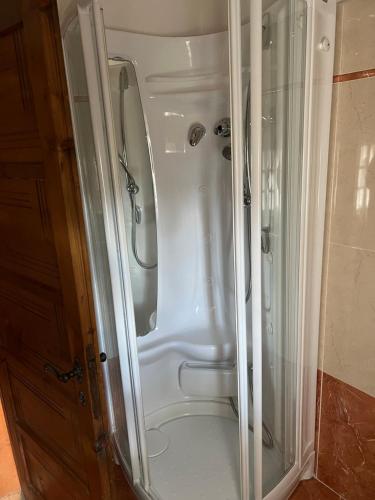 y baño con ducha y puerta de cristal. en Camera matrimoniale con terrazza panoramica en Serina