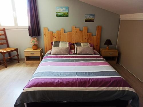 sypialnia z dużym łóżkiem z drewnianym zagłówkiem w obiekcie Casa Bonino w mieście Prunelli-di-Fiumorbo
