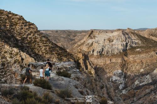 a family standing on the edge of a canyon at SIGRUM Hostel in San Rafael