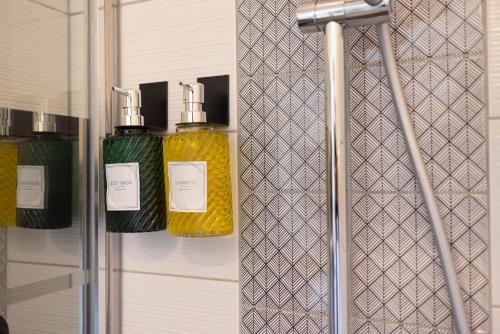 kilka butelek mydła pod prysznicem w obiekcie Le Moderne Vintage Hyper Centre, vue cigognes, montagne, neuf au calme, 3 étoiles w mieście Munster