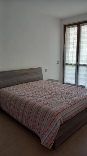 グラヴェドーナにあるRESIDENZA MICHIの窓付きのベッドルームの大型ベッド1台
