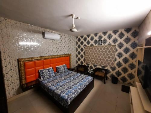 سرير أو أسرّة في غرفة في Capital Lodge Gulistan-e-Johar