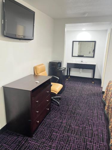 una oficina con un escritorio y un ordenador en la pared en Broadway Inn Motel, en San Antonio