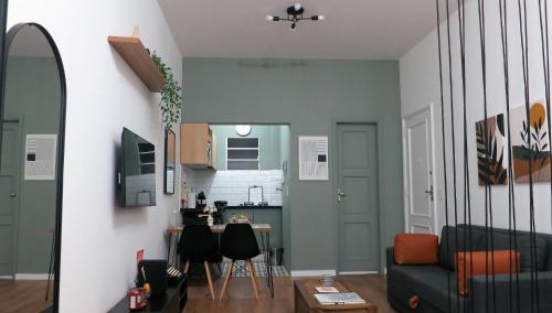 un soggiorno con divano e cucina di Apezinho.Loft 3 (Retrô) a Rio de Janeiro