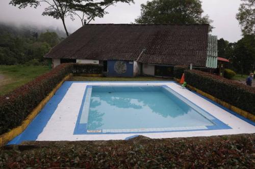 a large swimming pool in front of a building at Cabaña Villa Esperanza in Santandercito