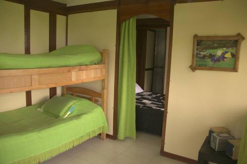 1 dormitorio con 2 literas y espejo en Cabaña Villa Esperanza, en Santandercito