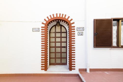 een deur aan de zijkant van een wit gebouw bij Villa Sofia in Praiano