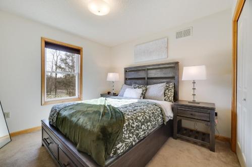 um quarto com uma cama grande e uma janela em Luxury Spacious Home with some FREE Amenities and Activities! 